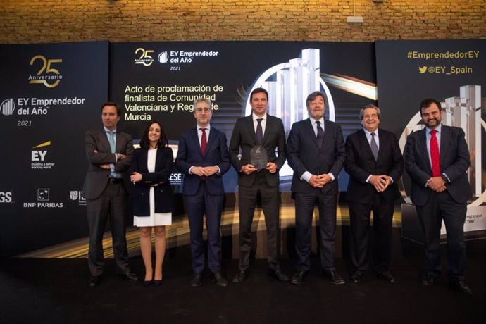 Entrega del Premio Emprendedor del Año de EY al consejero delegado de Power Electronics, David Salvo