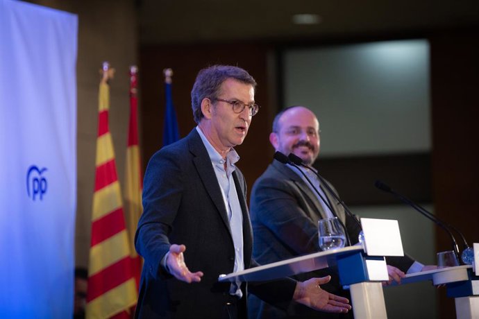Archivo - Imatge d'arxiu - El president de la Xunta de Galícia i precandidato a la presidncia del PP nacional, Alberto Núñez Feijóo (i), i el president del PP de Catalunya, Alejandro Fernández (d), a 14 de mar de 2022, a Barcelona, Catalunya (Espanya)