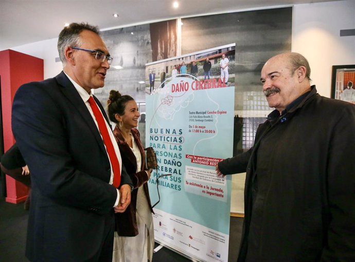 El consejero de Sanidad de Cantabria con el actor Antonio Resines en unas jornadas sobre daño cerebral en Torrelavega