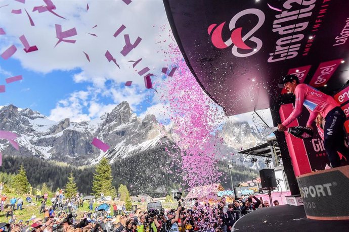 Archivo -  Richard Carapaz celebra su victoria en el Giro de Italia 2019