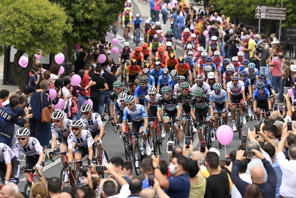 Archivo - Paso del pelotón en una etapa con final en el volcán Etna, en el Giro de Italia 2020