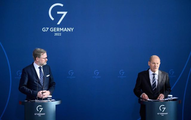 El primer ministro checo, Petr Fiala (I), junto con el canciller alemán, Olaf Scholz (D), durante una visita en la capital de Alemania, Berlín