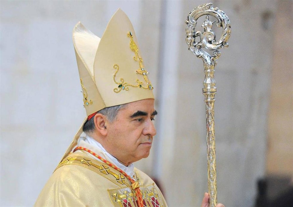 Archivo - El cardenal destituido Angelo Becciu