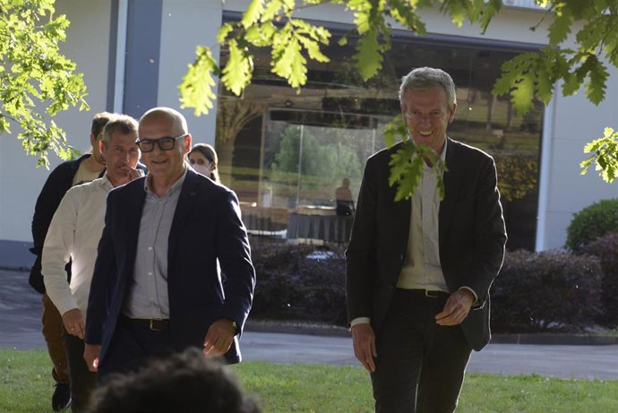 El futuro presidente de la Xunta Alfonso Rueda, y el presidente de la Diputación provincial de Ourense, Manuel Baltar, antes del acto celebrado en el exterior del restaurante "A Carballeira de Santa Cruz"