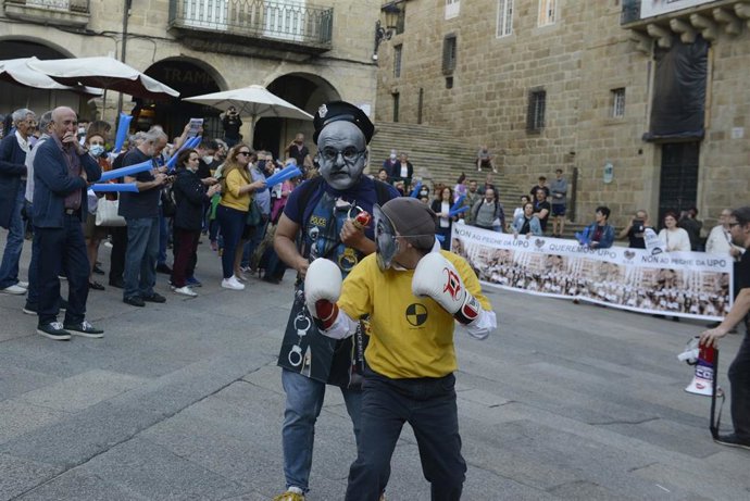 Centenares de personas se concentran en Ourense para pedir la dimisión del alcalde tras el empujón a una sindicalista