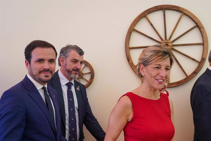 La vicepresidenta segunda del Gobierno y ministra de Trabajo y Economía Social, Yolanda Díaz,  junto al ministro de Consumo, Alberto Garzón, en la Caseta de UGT el jueves de Feria a 05 de mayo del 2022 en Sevilla (Andalucía, España)