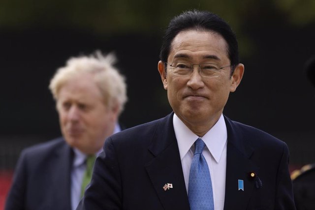 05 May 2022, United Kingdom, London: UK Prime Minister Boris Johnson (L) welcomes Japanese Prime Minister Fumio Kishida with a Guard of Honour at the Horse Guards Parade. Photo: Dan Kitwood/PA Wire/dpa