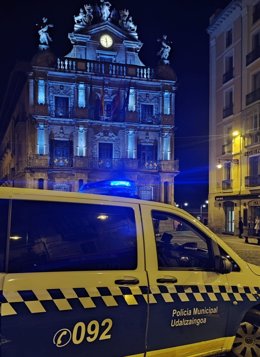 Una patrulla de Policía Municipal frente al Ayuntamiento de Pamplona