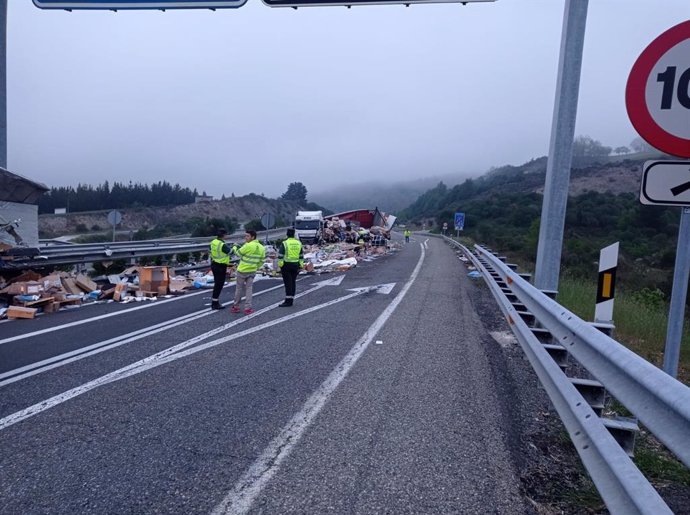 Accidente de un camión en la A-6 en As Nogais (Lugo).