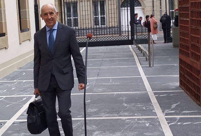 El consejero de Seguridad, Josu Erkoreka, llega al Parlamento Vasco