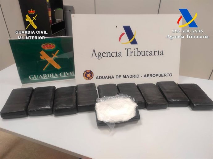Aprehensión de casi 12 kilogramos de cocaína en el Aeropuerto Adolfo Suárez Madrid-Barajas.