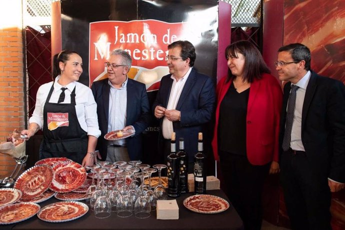 Fernández Vara, García Bernal y Gallardo, en uno de los expositores del Salón del Jamón.