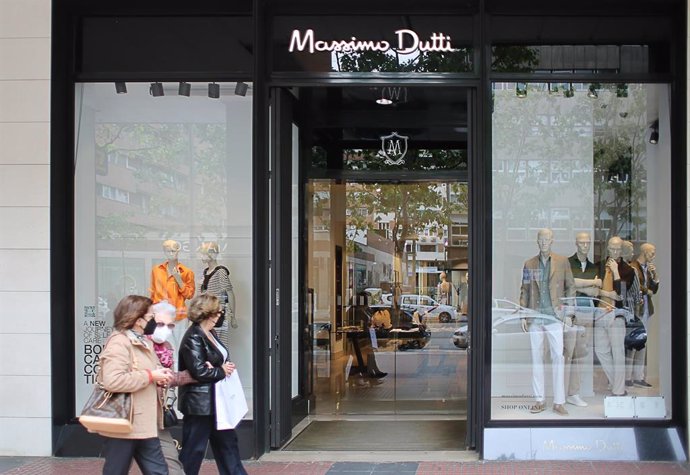 Archivo - Una tienda de Massimo Dutti en el centro de Madrid