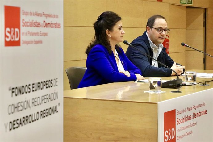 La presidenta riojana, Concha Andreu, y el europarlamentario , César Luena en una jornada en Logroño sobre fondos europeos