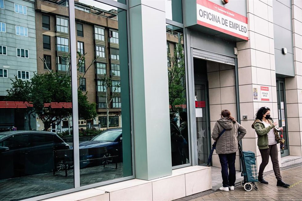 Dos mujeres en la puerta de una oficina de empleo