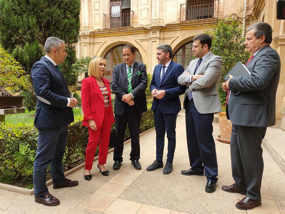 En el centro, Josefina García, rectora de la UCAM, Pedro de los Santos Jiménez, vicedecano del Grado en Ingeniería Civil, Antonio Luengo, consejero de Agua, Agricultura, Ganadería, Pesca y Medio Ambiente, y José Sandoval, director general de Agua.