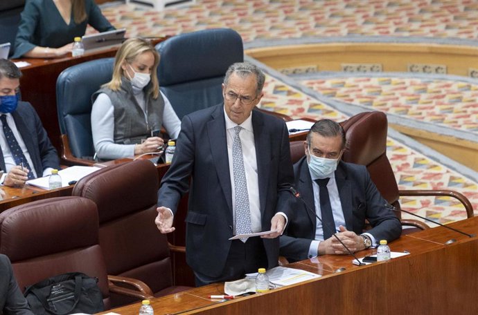 Archivo - El consejero de Educación, Universidades y Ciencia y portavoz del Gobierno regional, Enrique Ossorio, interviene en una sesión plenaria en la Asamblea de Madrid, a 17 de marzo de 2022, en Madrid (España). El pleno está marcado, entre otras cue