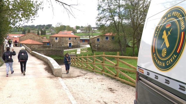 Una unidad de la Oficina Móvil de Atención al Peregrino de la Guardia Civil en el puente de Ribadiso, a pocos kilómetros del final de la antepenúltima etapa del Camino de Santiago en Arzúa