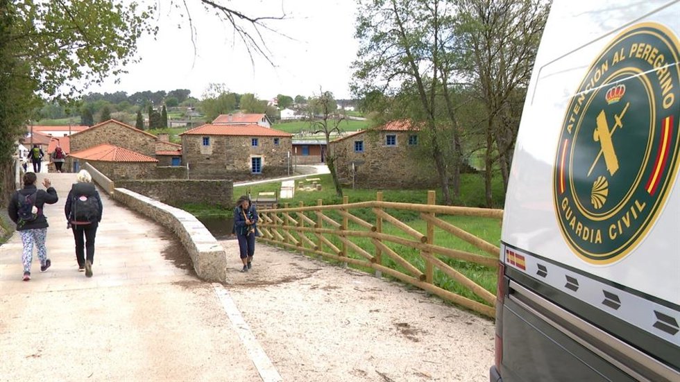 Una unidad de la Oficina Móvil de Atención al Peregrino de la Guardia Civil en el puente de Ribadiso, a pocos kilómetros del final de la antepenúltima etapa del Camino de Santiago en Arzúa