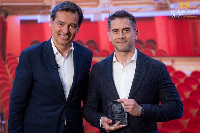 El responsable de Talento y Transformación Cultural de Nestlé España, Juan Gelves (dcha.), con el premio.