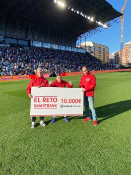 Archivo - Banco Santander entrega 10.000 euros al ganador del Reto SmartBank durante el Celta-Real Madrid