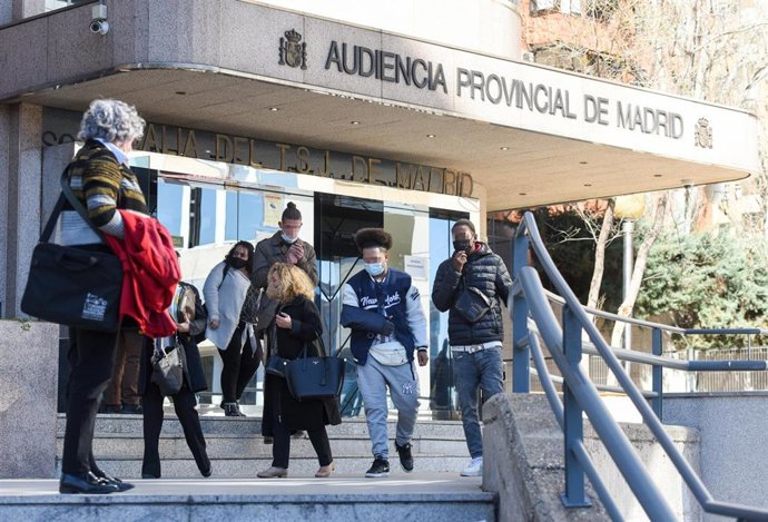 Archivo - Tres de los acusados a su salida de un juicio 