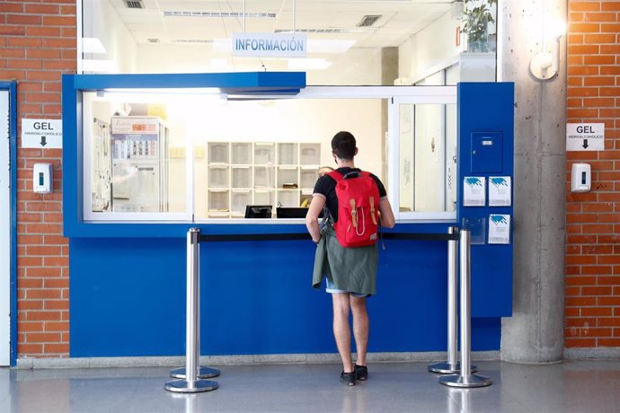 Archivo - Un alumno en la ventanilla de información del hall de entrada de la Facultad de Biología de la Universidad Autónoma durante el primer día del curso escolar 2020-2021, en Madrid (España), a 7 de septiembre de 2020. Desde hoy, alrededor de 303.0