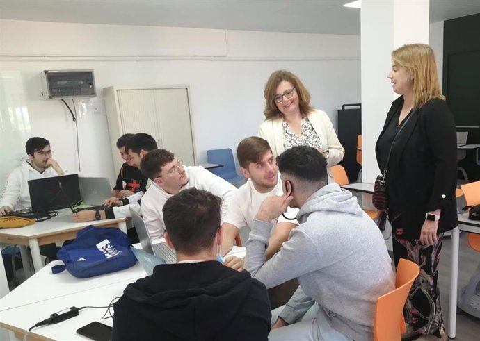 La delegada territorial de Educación y Deporte en Sevilla, María José Eslava, en su visita al Aula de Emprendimiento del IES Punta del Verde.