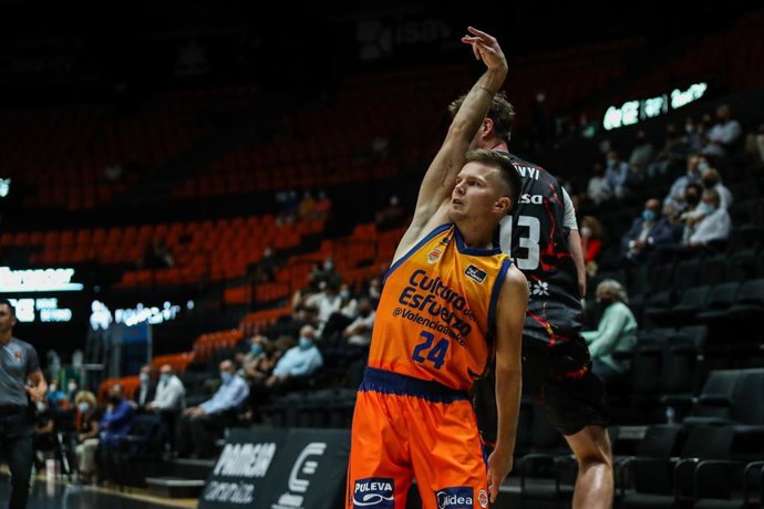 Archivo - Martin Hermannsson lanza a canasta durante un partido del Valencia Basket