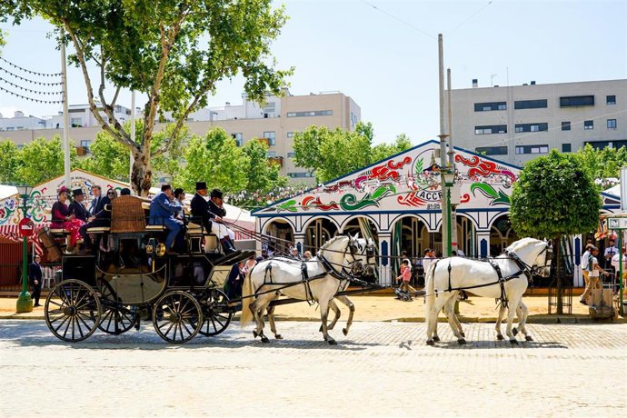Paseo de caballo en el real de la Feria de Abril de 2022, en foto de archivo.