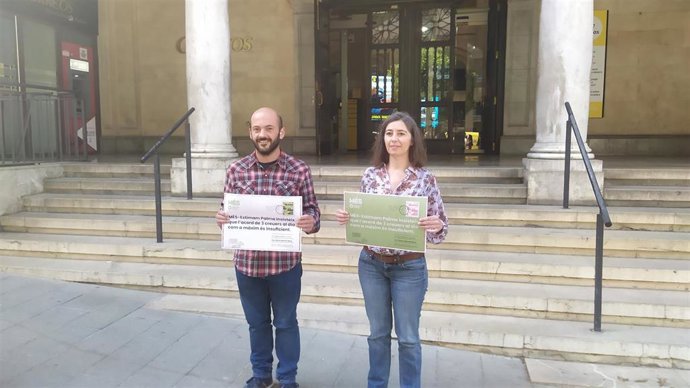 La regidora de Modelo de Ciudad, Vivienda Digna y Sostenibilidad, Neus Truyol, y el coordinador de MÉS-Estimam Palma, Miquel ngel Contreras, en una rueda de prensa para pedir mayor limitación a los cruceros.