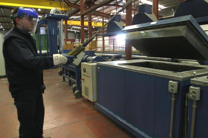 Archivo - Un trabajador en una fábrica industrial