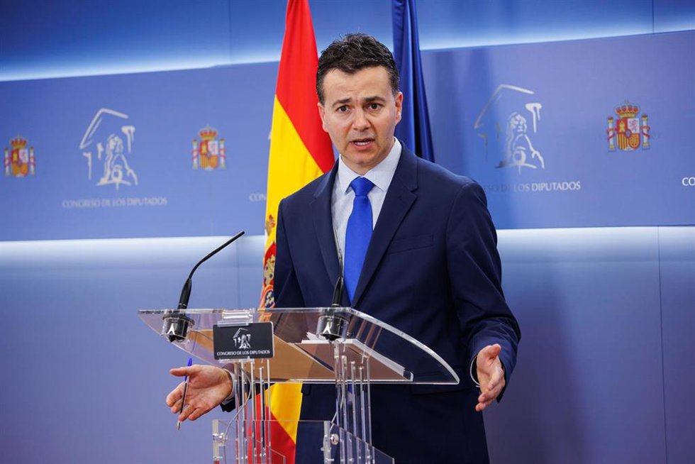 El portavoz del PSOE en el Congreso, Héctor Gómez, interviene en una rueda de prensa posterior a la comparecencia de la directora del CNI, en el Congreso de los Diputados, a 5 de mayo de 2022, en Madrid (España).