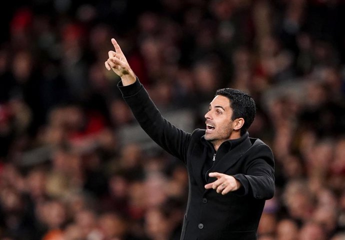 Archivo - El entrenador del Arsenal, Mikel Arteta, gesticula durante el partido de la Premier League 2021-2022 entre los 'gunners' y el Aston Villa en el Emirates Stadium.