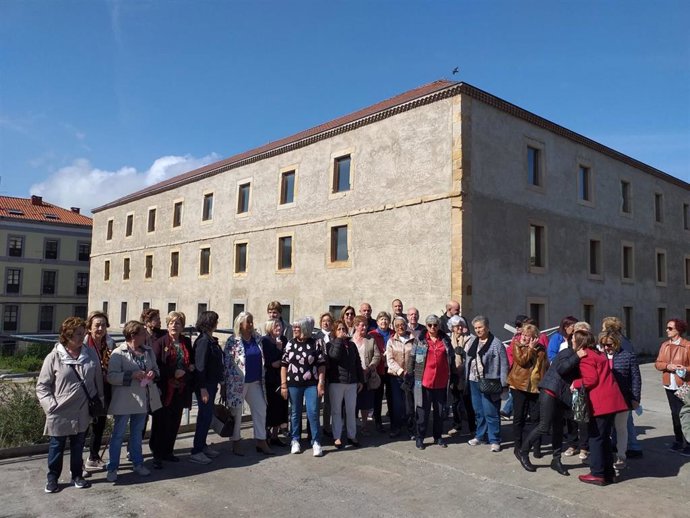 Visita de las antiguas cigarreras a Tabacalera, acompañadas de la alcaldesa de Gijón, Ana González, y el director de la Fundación Municipal de Cultura, Miguel Barrero (Gijón)