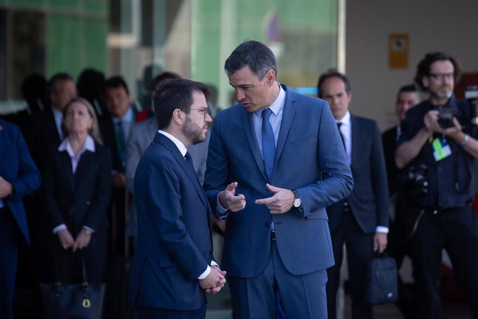 El presidente de la Generalitat, Pere Aragons, y el presidente del Gobierno, Pedro Sánchez, conversando a su llegada a la Reunió Cercle d'Economia en el Hotel W de Barcelona