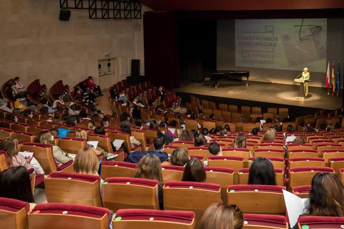 La Consejera De Educación Y Formación Profesional, Marina Lombó, Inaugura La Jornada De Igualdad Construimos Conciencias.