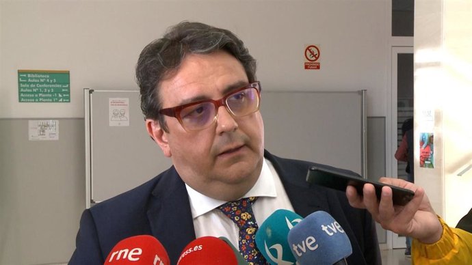 El vicepresidente segundo y consejero de Sanidad, José María Vergeles, atiende a los medios de comunicación, en una imagen de archivo.