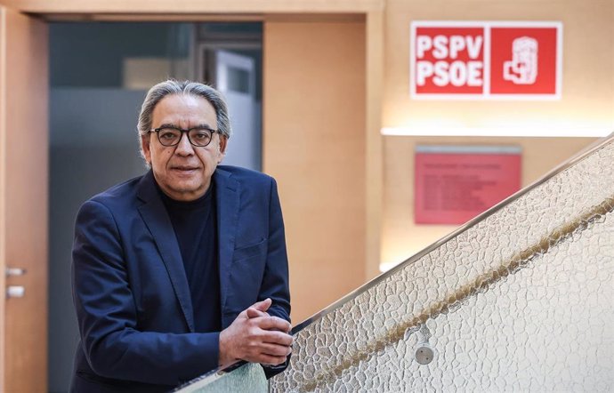 Archivo - El portavoz del PSPV en Les Corts Valencianes, Manolo Mata, durante una entrevista con Europa Press