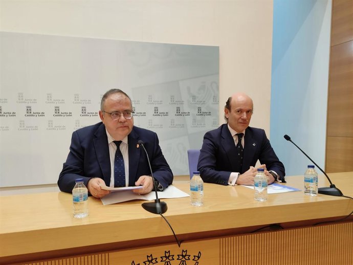 El consejero de Sanidad, Alejandro Vázquez, (i) junto al viceconsejero de Asistencia Sanitaria, Planificación y Resultados en Salud, Jesús García-Cruces (d).