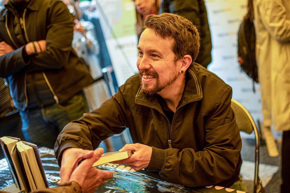 El exvicepresidente del Gobierno y exlíder de Podemos, Pablo Iglesias, firma su libro en el mismo día que se celebra el Dia Internacional del Libro en la caseta de Casa del Libro, a 23 de abril de 2022, en Barcelona, (España). (Foto de archivo).