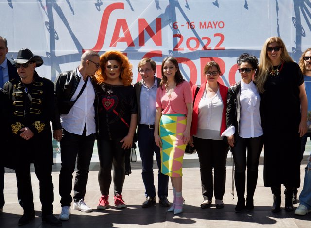 El alcalde de Madrid, José Luis Martínez-Almeida (4i), y la delegada de Cultura, Turismo y Deporte, Andrea Levy, posan en la programación de las Fiestas de San Isidro 2022