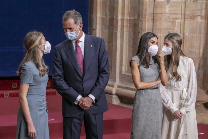 Archivo - (I-D) La Princesa de Asturias; el rey Felipe VI; Letizia y la Infanta Sofía, posan durante el recibimiento en audiencia a los galardonados con las Medallas de Asturias 2012, en el Hotel de la Reconquista, a 22 de octubre de 2021, en Oviedo.