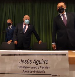 Aguirre (centro), poco antes de intervenir en el acto al que ha asistido en el Imibic.