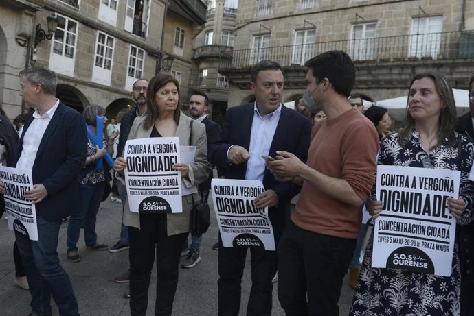 El secretario xeral del PSdeG, Valentín González Formoso (3d), durante una manifestación contra la actuación del alcalde de Ourense, agresor de Lola Panero, en la Plaza Mayor de Ourense, a 5 de mayo de 2022, en Ourense, Galicia (España). 