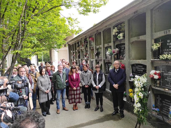 Homenaje del Ayuntamiento de Pamplona a Tomás Caballero, portavoz de UPN asesinado por ETA hace 24 años.