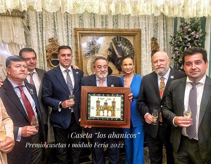 El responsable de la caseta 'Los abanicos', con el premio del concurso de casetas, en presencia del director general de Fiestas Mayores, Carlos García Lara (primero por la derecha).