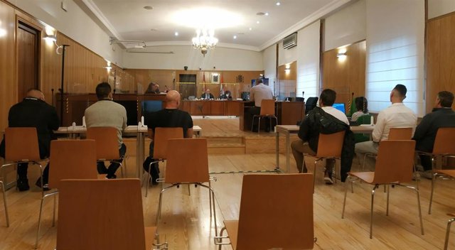 Los seis acusados durante la tercera jornada del juicio por la 'Operación Rosado' en la Audiencia de Valladolid.