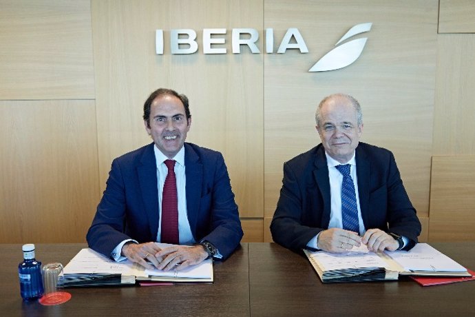 Javier Sánchez-Prieto, presidente y consejero delegado de Iberia, y Eduardo Fairen Soria, consejero delegado de TAAG, en la firma del acuerdo entre ambas compañías.