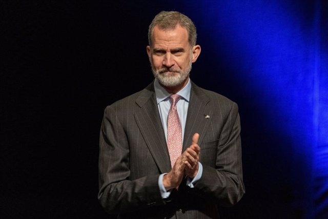 El Rey Felipe VI, aplaude en la entrega de los Premios Nacionales de Investigación 2021, a 5 de mayo de 2022, en Barcelona, Cataluña (España). Creados en 1982, estos premios son el reconocimiento más importante de España en el ámbito de la investigación
